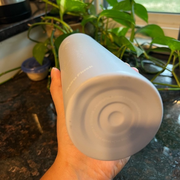 24 oz slim hydroflask in fog - Picture 10 of 13